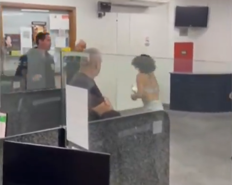 Mulher é presa após furtar celular de policial dentro de delegacia; veja vídeo