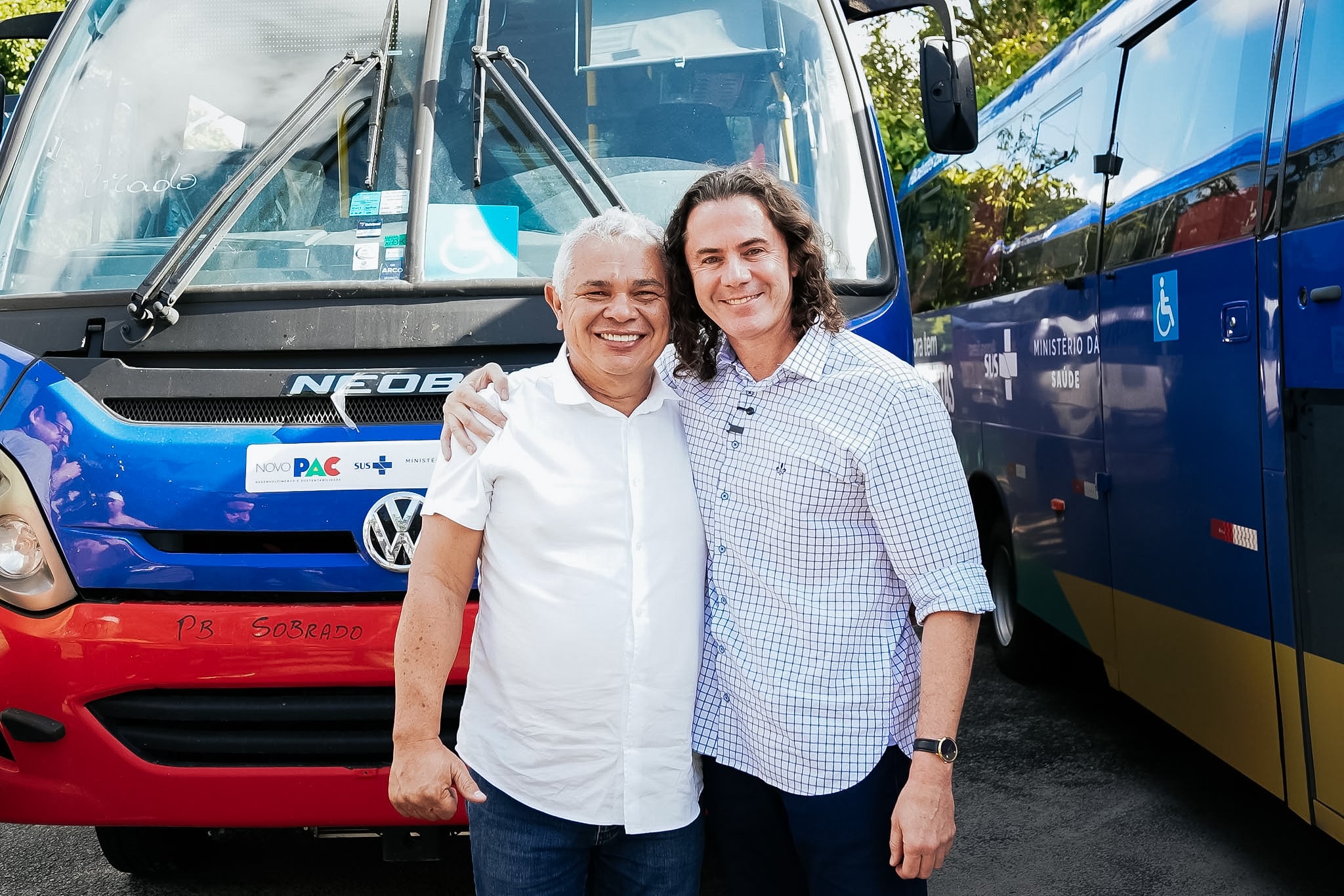 Ao lado de Veneziano, prefeito Marcelo Rodrigues recebe micro-ônibus para a Saúde de Alhandra